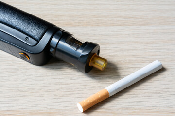 Arrêter de fumer grâce à la cigarette électronique.  Cigarette électronique et cigarette.