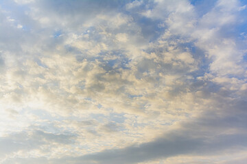 Ciel. Lever du soleil avec ciel cotonneux, reflets dorés.