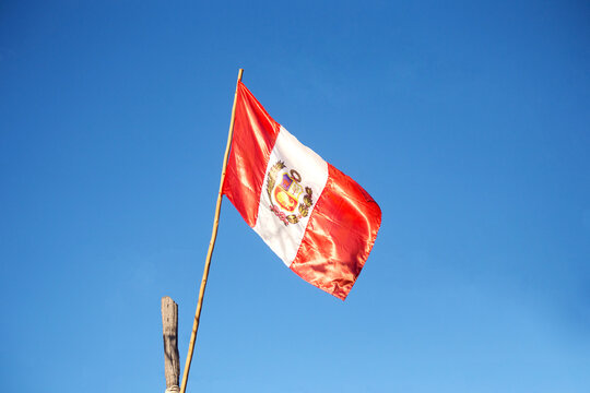 bandera de Per&uacute; flameando con un cielo azul sin nubes. Concepto de patriotismo.