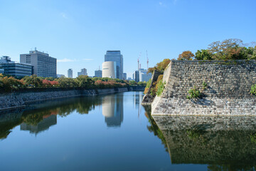 Fototapeta premium 秋の大阪城公園のお堀