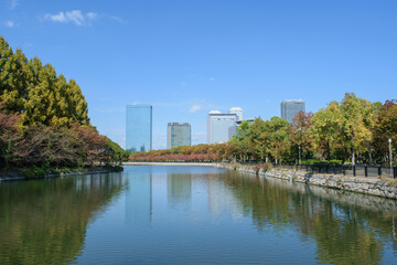 Fototapeta na wymiar 秋の大阪城公園のお堀