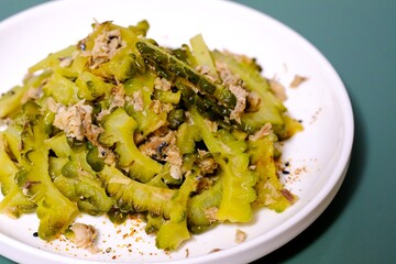 鯖とゴーヤの炒め物