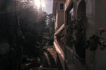 casa grande en medio del campo