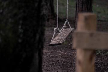 Columpio de madera en medio del bosque
