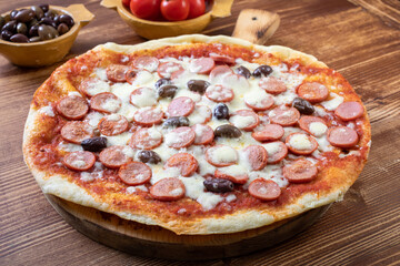 pizza con wurstel e olive