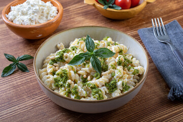 pasta ricotta e pesto di erbe