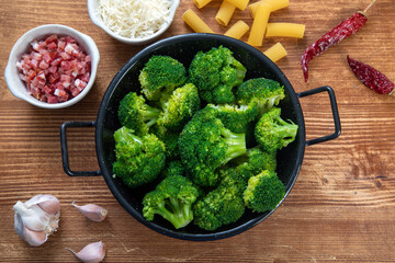 broccoli bolliti in tegame di metallo