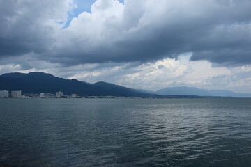 急に厚い雲に覆われ始めた琵琶湖の風景