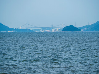Fototapeta na wymiar 埴生の海から見える関門橋