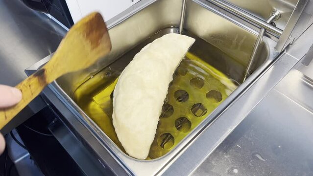 How to make panzerotto in traditional Italian kitchen 