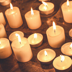 Obraz na płótnie Canvas Candles burning on the table, close up