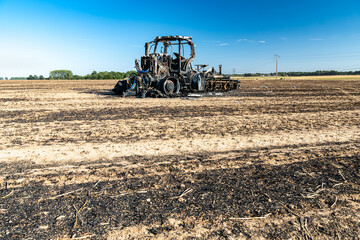Obraz premium chaume, feu, incendie, feux de champs, sécheresse, canicule, moisson, brulé, tracteur, calciné, paille, champ, matériel, été, carcasse, chaleur, pompiers, agricole, agriculture