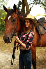Obraz premium Young woman in hat with horse