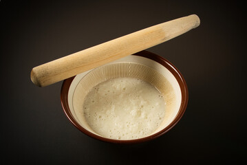 すり鉢ですった新鮮な長いもと、すりこぎ棒のクローズアップ