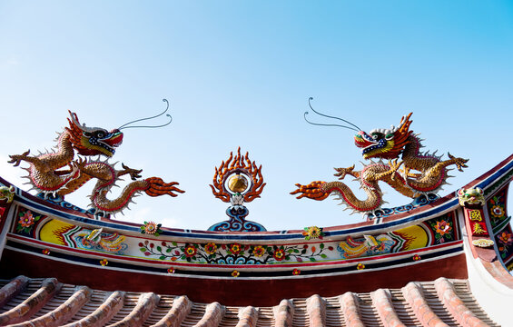 Dragons sculpture on roof of Chinese temple
