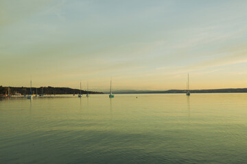 Obraz premium Sailing boats on the Ammersee in the sunset