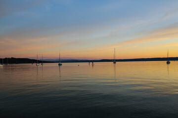 Fototapeta na wymiar Standup Paddler in the sunset at the Ammersee