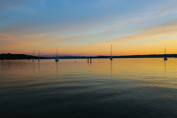 Obraz premium Standup Paddler in the sunset at the Ammersee