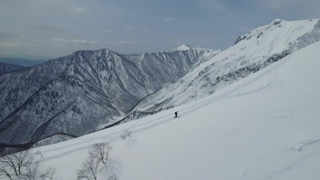 冬の谷川岳の絶景を登るクライマーを横か下がって山々が綺麗に見えるドローン撮影