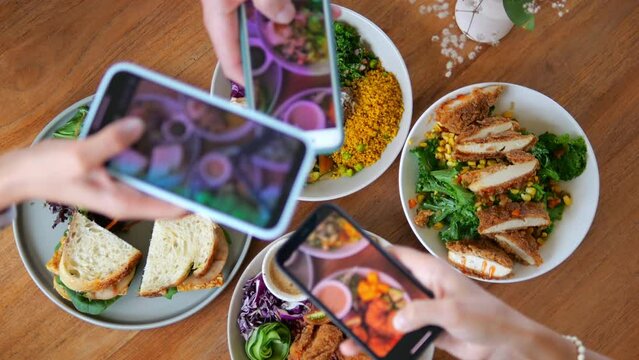 Before eating, people take pictures of their dishes on their smartphones in order to post them on social networks. Photographing beautiful and appetizing food with a high content of vegetables.
