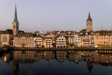 Fototapeta na wymiar Blick auf die Altstadt von Zürich über der Limmat, früher Morgen, Lichter im Spiegel des Wassers
