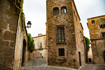 Fototapeta na wymiar Calles con edificios históricos de piedra beige