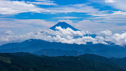 夏の大菩薩嶺　雷岩から富士山を望む　山梨