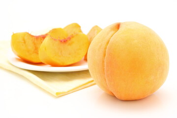 黄金桃　
丸ごととカットしたデザート