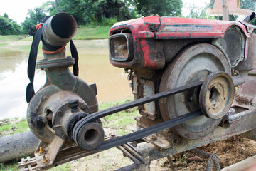 Pulleys and power transmission belts are installed in the engine.