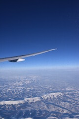 機内からの飛行機の翼と空と景色