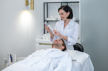 Obraz premium Young woman in lab coat working with a customer in a beauty salon