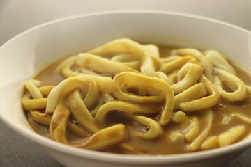 カレーうどん 横