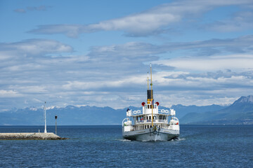 Obraz premium vintage steamboat arriving at a pier on Lake Geneva in Nyon, switzerland