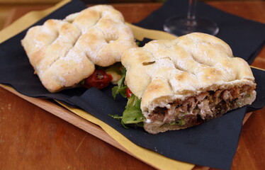 Knusprig gegrilltes Spanferkel-Sandwich mit einem Glas Rotwein