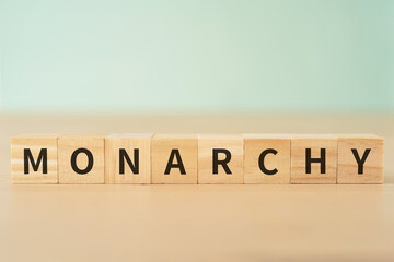 君主制・君主政治のイメージ｜「MONARCHY」と書かれたブロック
