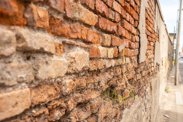 Muro in mattoni rovinato in vista laterale