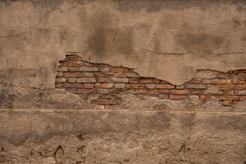Crepe su muro in mattoni vecchio