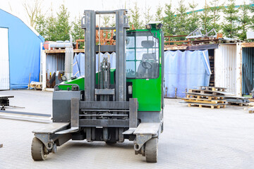 Multi-directional forklift at a metallurgical plant for loading pallets with sheet metal.