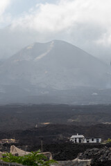 Volc&aacute;n Tajogaite en un d&iacute;a nublado en la palma, islas canarias