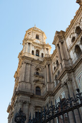 Fototapeta na wymiar Toma de la catedral de Málaga, España en un día soleado con cielo azul