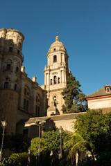 Fototapeta na wymiar Toma de la catedral de Málaga, España en un día soleado con cielo azul