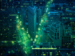 fotografia de bellas artes, estilo ciber punk de la ciudad de Nueva York por la noche, en tonos verdosos
