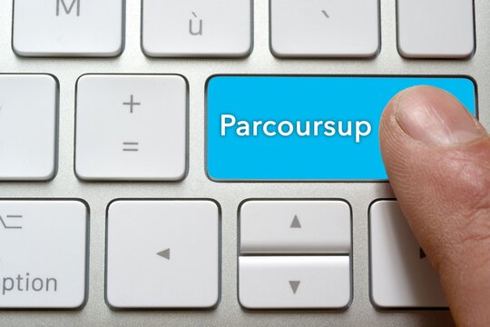 Une personne appui sur la touche parcoursup