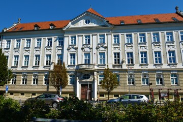 Obraz premium Building in the town of Maribor, Stajerska, Slovenia and a bus stop with Krekova - municipality written on it