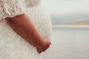 Shooting femme enceinte dans la nature