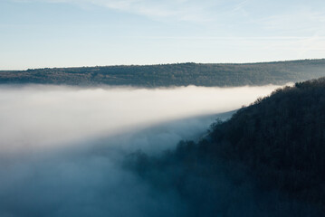Le brouillard dans une vallée. Une montagne avec une brume mystérieuse. Un paysage de montagnes avec de la brume. Vallée dans la brume.