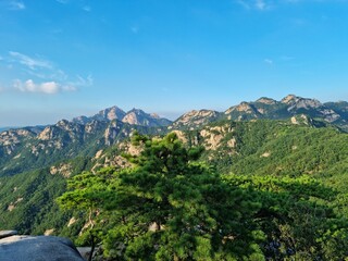Fototapeta na wymiar mountain view with rocky ridges