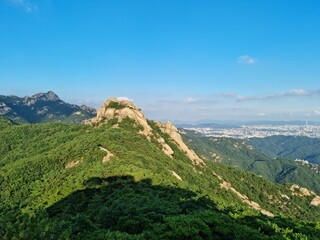 Fototapeta na wymiar mountain view with a large rock