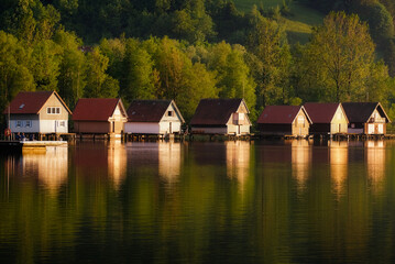 Obraz premium Häuser reflektieren sich im See, Alpsee, Immenstadt-Allgäu