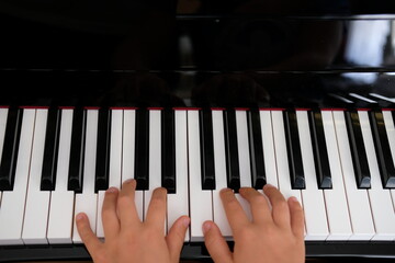 Hände eines Klavierspielers